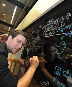 Tela touch gigante exibida na CES 2013: inovação na educação.