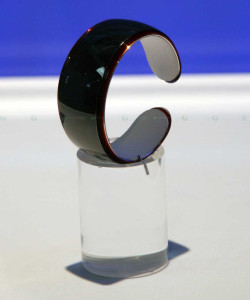Na CEATEC 2009, no Japão, surgiram os primeiros wearables, como esta pulseira OLED.