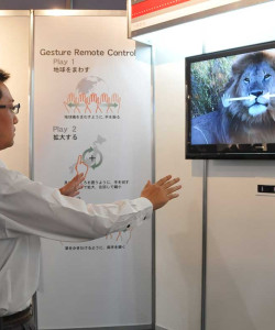 Primeira demo de uma TV comandada por gestos, em 2009, pela japonesa Hitachi.