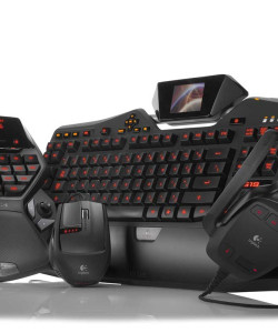 Super teclado gamer da Logitech, com mouse e fone de ouvido sem fio, exibido em 2008.
