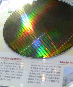 Como é por dentro uma memória flash? Fomos conferir no Japão em 2007.