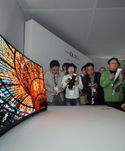 Foi em 2013 que a LG demonstrou os primeiros TVs de tela curva, que não emplacaram.