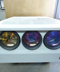 Eram assim os melhores projetores dos anos 90: com tubo CRT, apelidados “3 tubos” (vermelho, verde, azul).